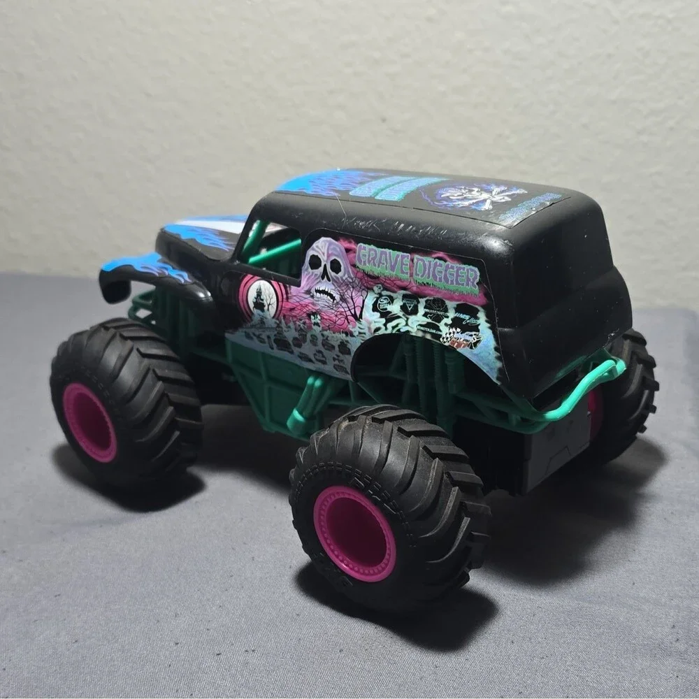 Grave Digger Nitro Neon Themed Monster Truck 1:24 No Remote 66803RX2